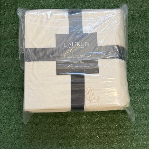 LAUREN RALPH LAUREN Classic Micromink Full/Queen Size Blanket- CREAM90”x 90”